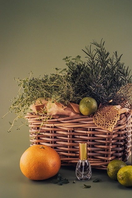 Geflochtener Korb mit Grünzeug und Früchten.