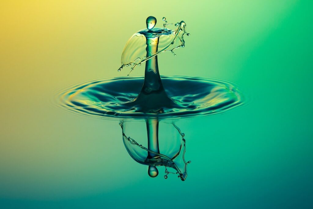 Wassertropfen der in Wasser eintaucht.